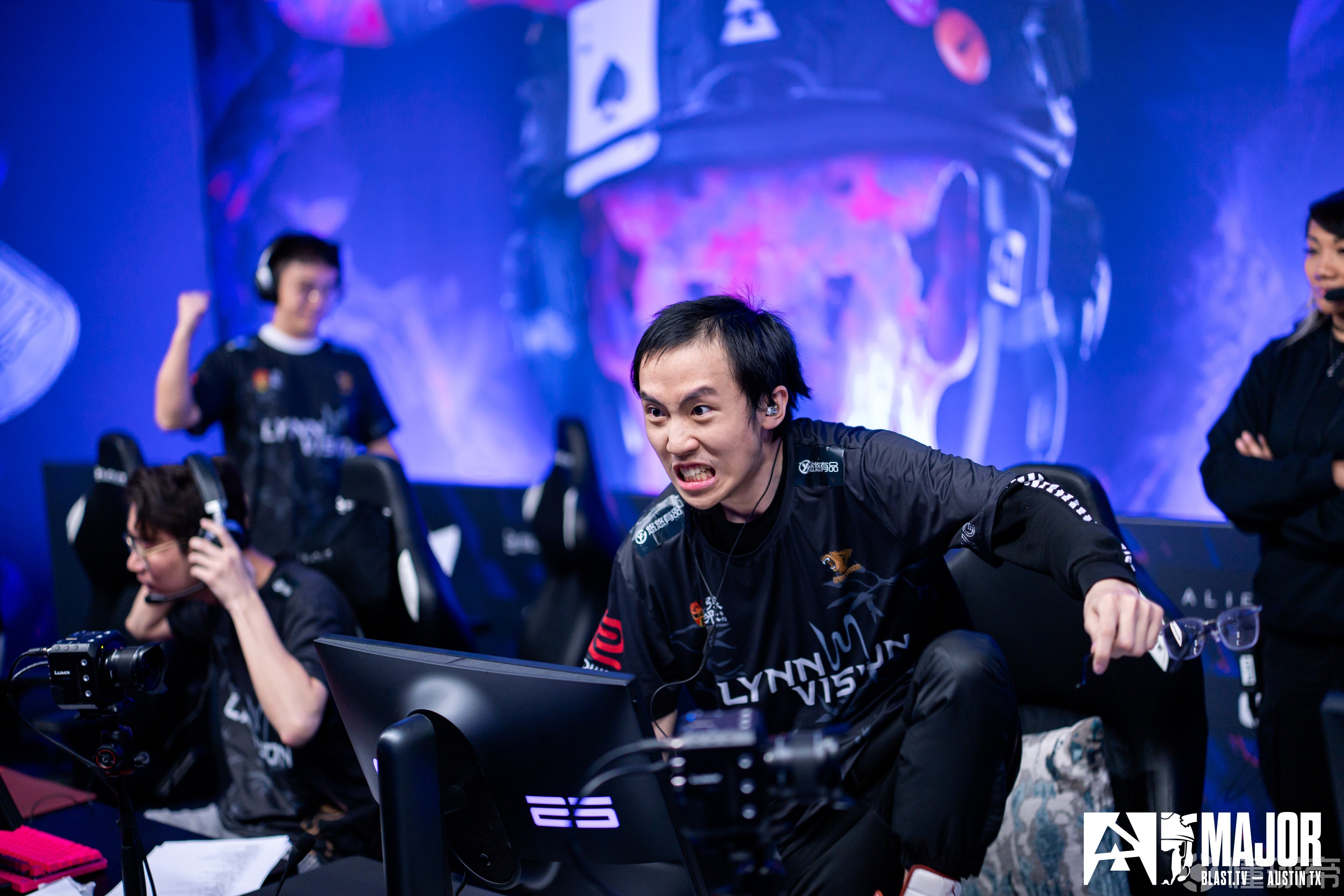 V5血洗CLG,Bin开启传奇时刻宿命之战淘汰赛,点燃全场激情的简单介绍 V5血洗CLG,Bin开启传奇时刻宿命之战淘汰赛,点燃全场激情的简单介绍