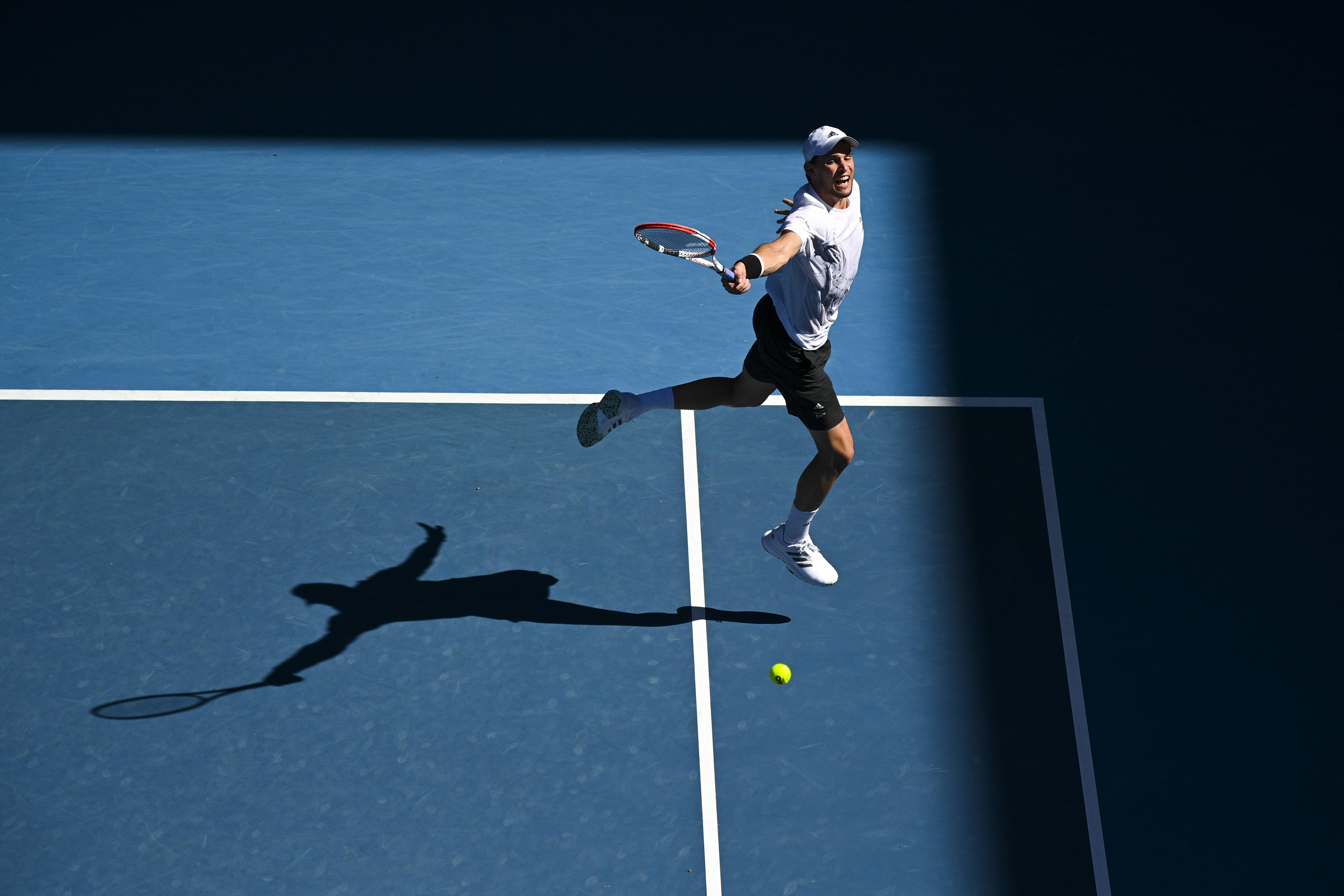 开云官网-英国网球队翻盘美国网球队,西西帕斯三分雨点燃全场